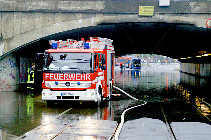 Das Bild zeigt Abpumparbeiten nach einem Starkregenereignis im Gustav-Deetjen-Tunnel. Quelle: Thomas Joppig